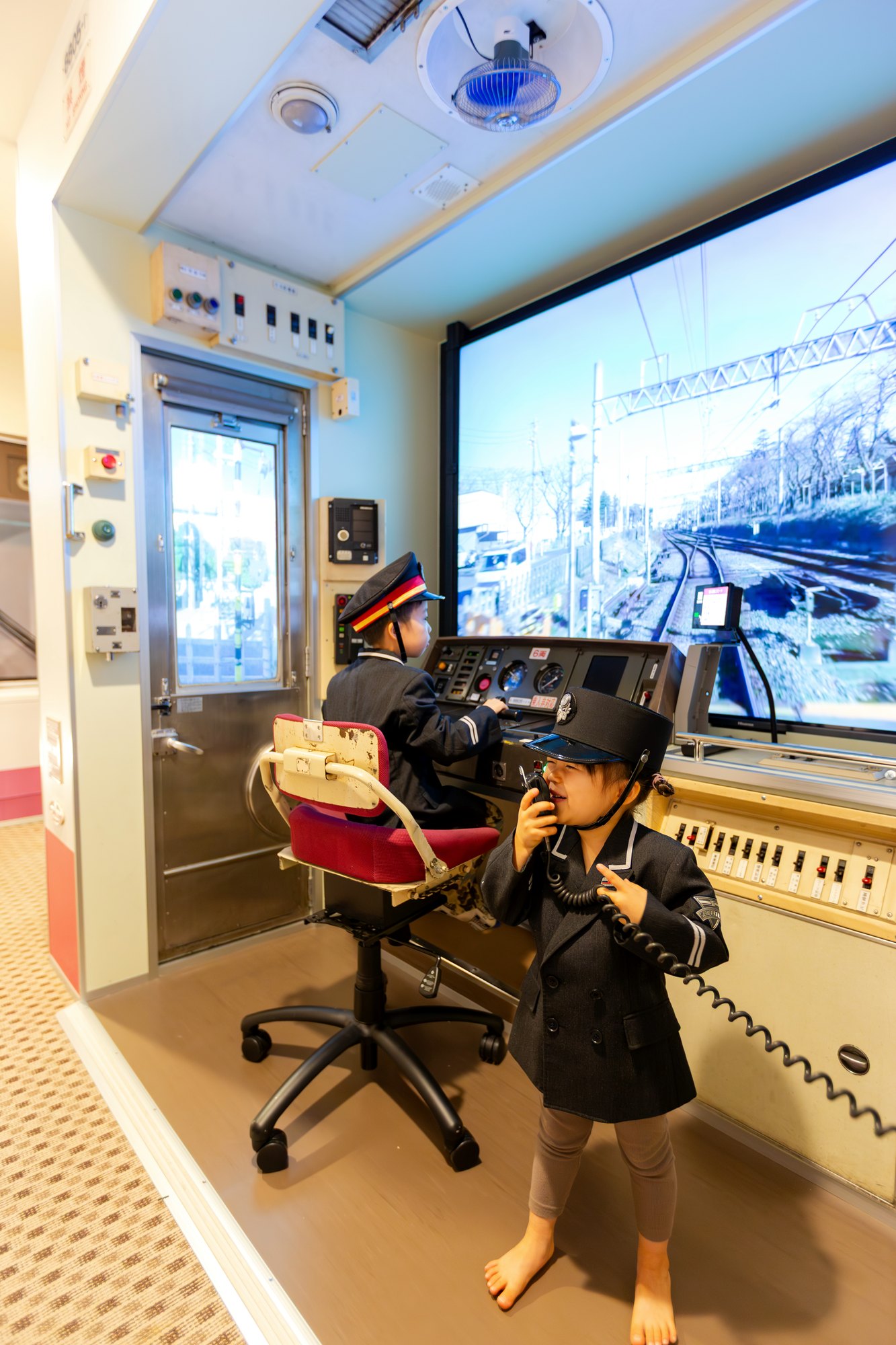 子どもが新京成8800形の運転台でシミュレーターを操作している様子