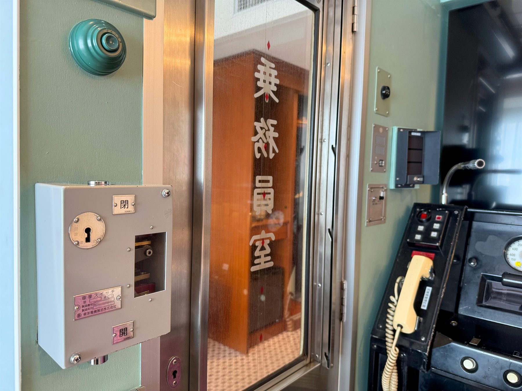 京成3400形の乗務員室扉と車掌スイッチ