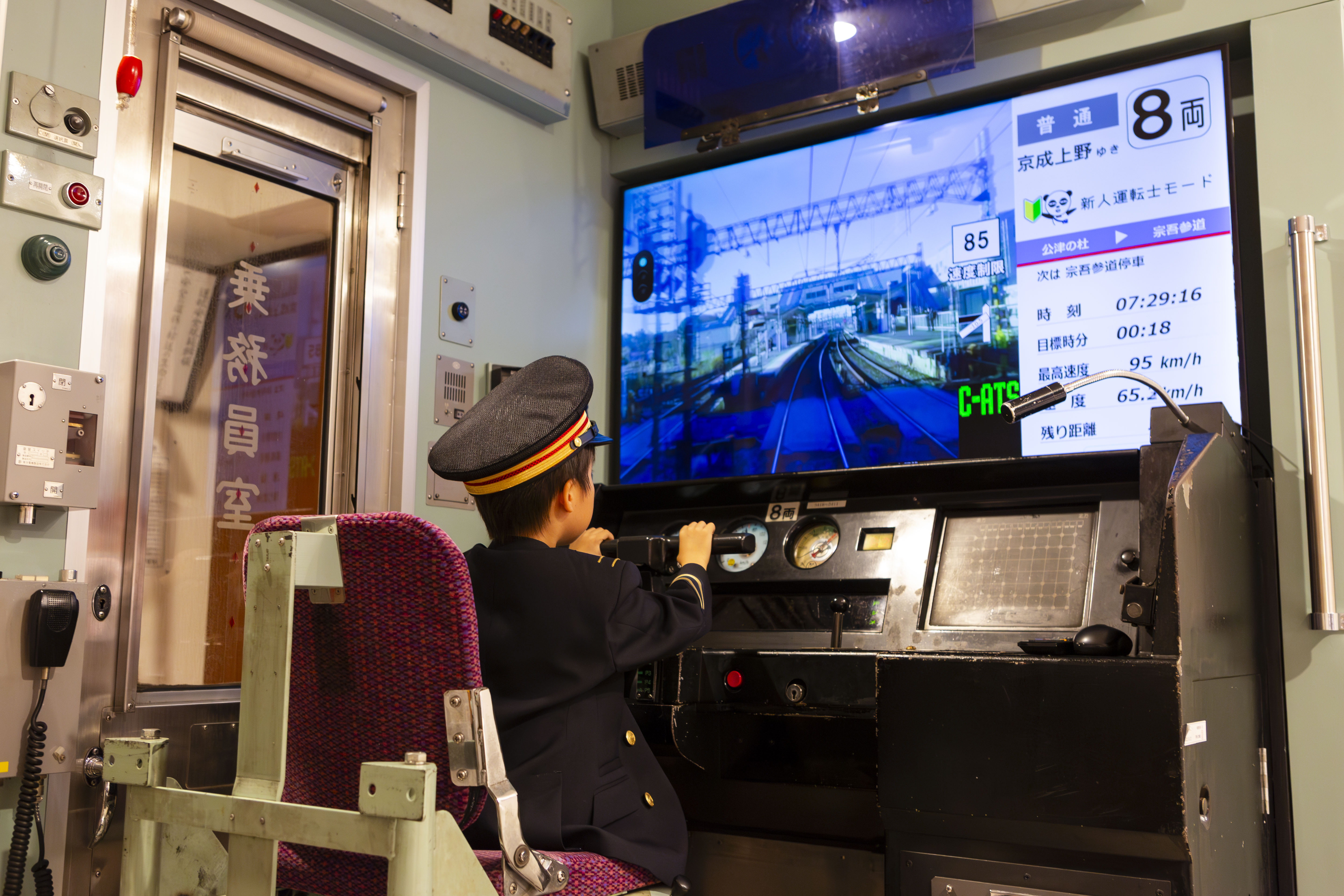 京成3400形トレインルームで運転シミュレーターを操作する様子